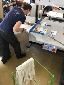 Coupe à la scie à ruban les cordons ou élastiques